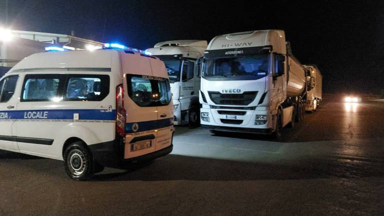 Ravenna, divieto di transito regolarmente ignorato: multa per 6 camion Ravenna, divieto di transito regolarmente ignorato: multa per 6 camion