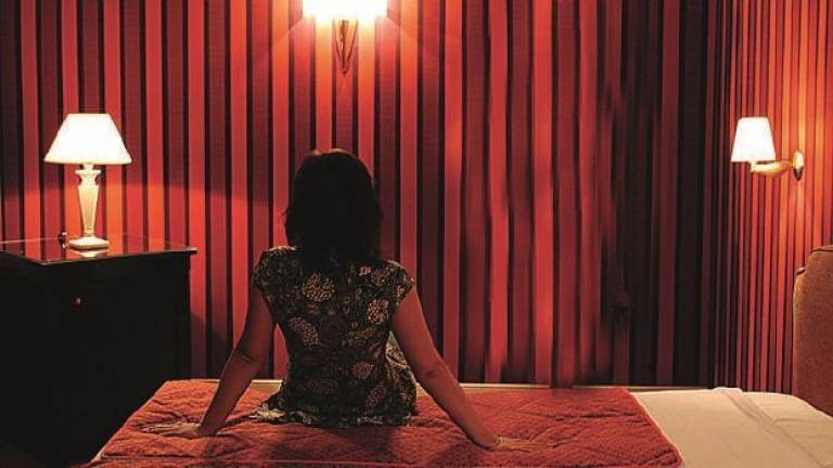 Paga in anticipo per ménage à trois, ma la coppia fugge prima con i soldi Paga in anticipo per ménage à trois, ma la coppia fugge prima con i soldi