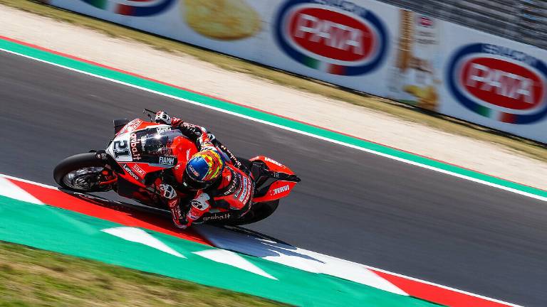 Superbike, Rinaldi sfiora il tris ma si arrende a Razgatioglu in Gara2 Superbike, Rinaldi sfiora il tris ma si arrende a Razgatioglu in Gara2