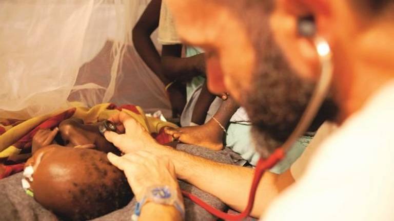 Il medico di Rimini che smonta le bufale e salva i migranti nel Mediterraneo Il medico di Rimini che smonta le bufale e salva i migranti nel Mediterraneo