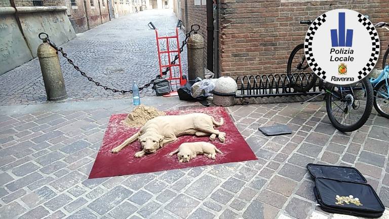 Ravenna, sfruttano minore per guardia a sculture di sabbia. Denunciati Ravenna, sfruttano minore per guardia a sculture di sabbia. Denunciati