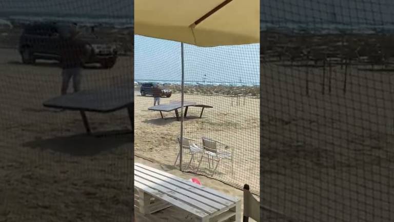 Lido di Classe, sfreccia in spiaggia con il Suv VIDEO Lido di Classe, sfreccia in spiaggia con il Suv VIDEO