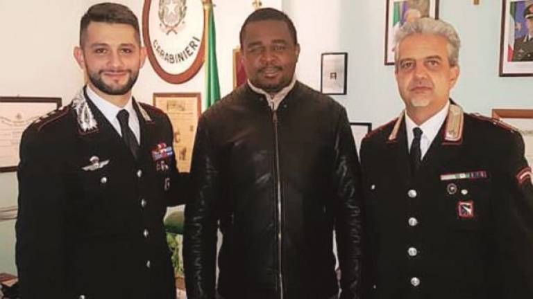 Riccione, commesso del Camerun trova 750 euro e li porta dai carabinieri Riccione, commesso del Camerun trova 750 euro e li porta dai carabinieri