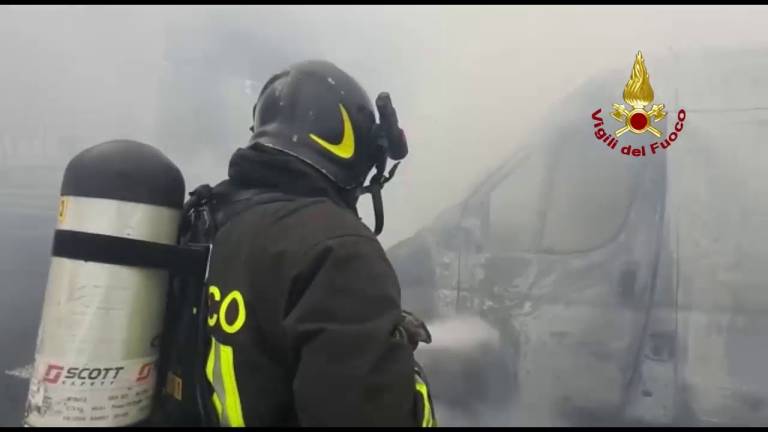 Fiamme in A14 a Rimini, l'intervento dei vigili del fuoco. Il video Fiamme in A14 a Rimini, l'intervento dei vigili del fuoco. Il video