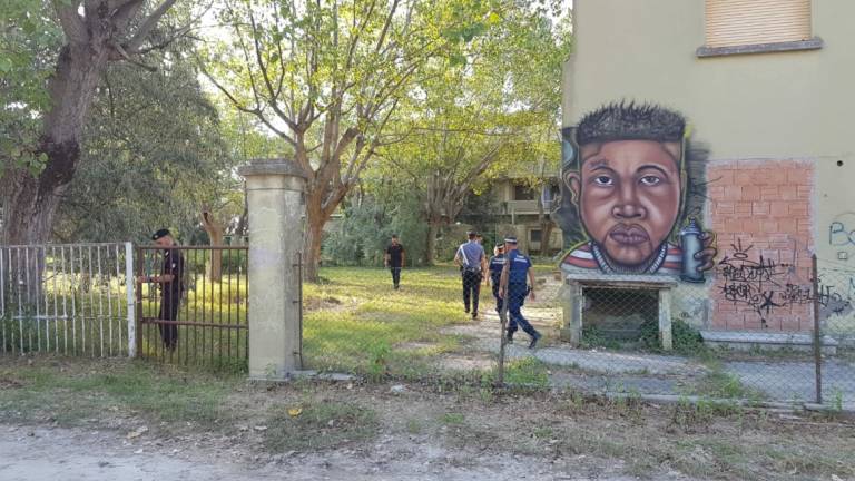 Cesenatico, carabinieri scovano clandestini nella colonia abbandonata Cesenatico, carabinieri scovano clandestini nella colonia abbandonata