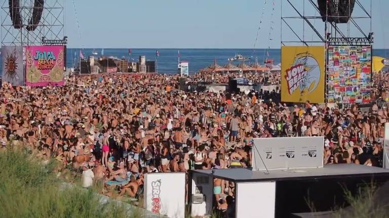 Jova Beach Party, il bagno di folla di Marina di Ravenna e arriva pure Fedez VIDEO Jova Beach Party, il bagno di folla di Marina di Ravenna e arriva pure Fedez VIDEO