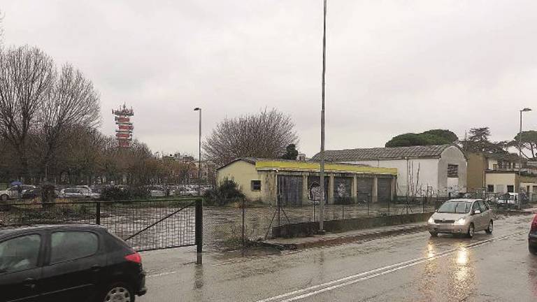 Area Fox, multipiano da 350 parcheggi e negozi nuovi per 1.670 metri quadri Area Fox, multipiano da 350 parcheggi e negozi nuovi per 1.670 metri quadri