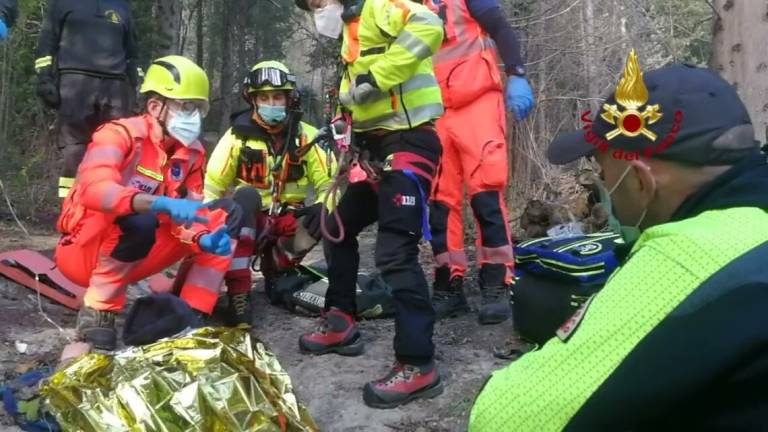Rimini. Soccorso ciclista caduto tra i boschi a Saiano Rimini. Soccorso ciclista caduto tra i boschi a Saiano