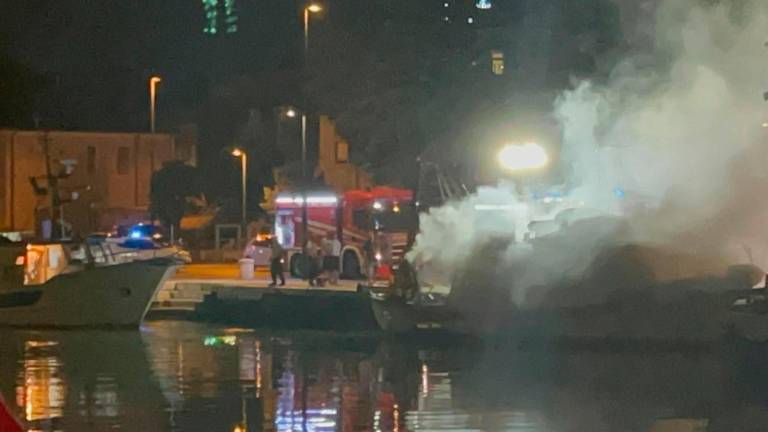 Rimini, incendio su un peschereccio, tantissimo fumo VIDEO Rimini, incendio su un peschereccio, tantissimo fumo VIDEO