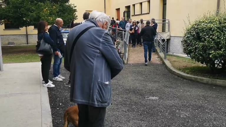 Elezioni a Imola: lunghe file ai seggi per votare VIDEO GALLERY Elezioni a Imola: lunghe file ai seggi per votare VIDEO GALLERY