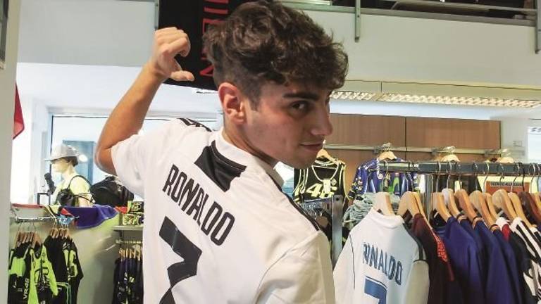 Ronaldo mania maglie a ruba. «Vogliono tutti l’originale» Ronaldo mania maglie a ruba. «Vogliono tutti l’originale»