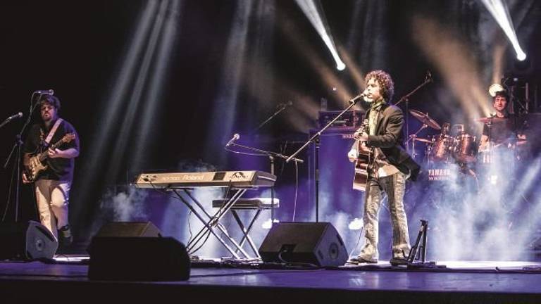 Il cartoon vivente e la ragazza del Piper in scena sul palco di “Imola in musica” Il cartoon vivente e la ragazza del Piper in scena sul palco di “Imola in musica”