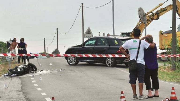 Schianto in moto contro auto, 20enne muore sul colpo a San Mauro Pascoli Schianto in moto contro auto, 20enne muore sul colpo a San Mauro Pascoli