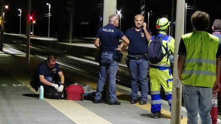 Due persone travolte sui binari alla stazione di Castel Bolognese da un treno merci