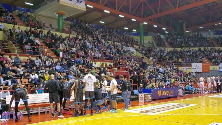 Basket A2, Forlì e Ravenna sconfitte all'esordio nella seconda fase. VIDEO: il clima infuocato al Pala Galassi Basket A2, Forlì e Ravenna sconfitte all'esordio nella seconda fase. VIDEO: il clima infuocato al Pala Galassi
