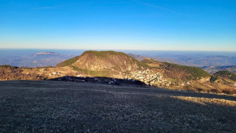 Vista oggi pomeriggio dal Monte Carpegna con Villagrande, San Marino e la foschia o nebbia della pianura e della costa (Foto Veruschka Cangiari ) Vista oggi pomeriggio dal Monte Carpegna con Villagrande, San Marino e la foschia o nebbia della pianura e della costa (Foto Veruschka Cangiari )