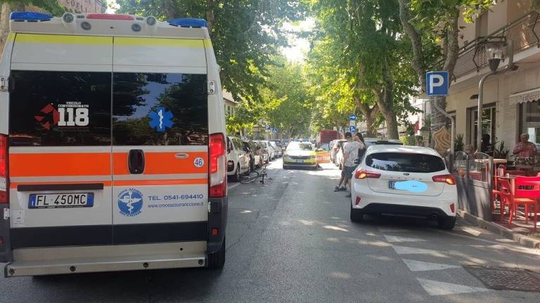 Rimini, ragazza travolta dal trenino dei turisti che non si ferma Rimini, ragazza travolta dal trenino dei turisti che non si ferma