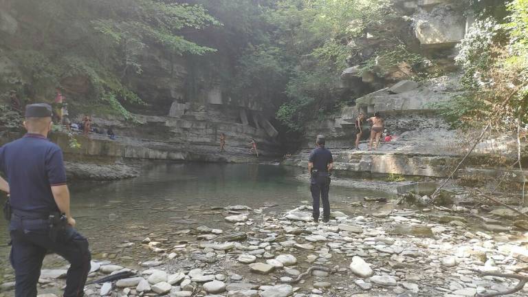 Premilcuore, precipitano massi alla cascata della Grotta urlante: tragedia sfiorata Premilcuore, precipitano massi alla cascata della Grotta urlante: tragedia sfiorata