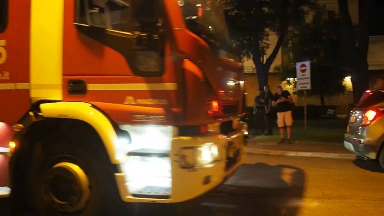 Disordini fra i detenuti in carcere a Ravenna. Appiccato rogo, scatta l'allarme VIDEO Disordini fra i detenuti in carcere a Ravenna. Appiccato rogo, scatta l'allarme VIDEO