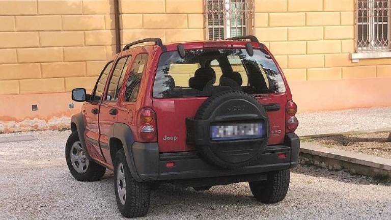 Cesena, parcheggio selvaggio davanti alla Malatestiana Cesena, parcheggio selvaggio davanti alla Malatestiana