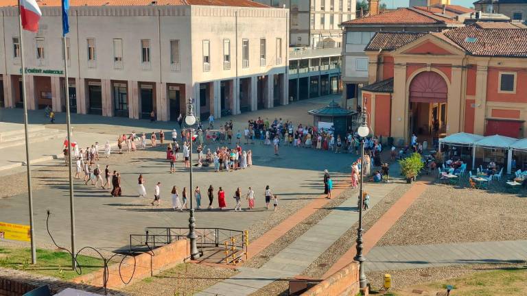 Oltre 300 fedeli e pellegrini da Polonia e Stati Uniti in viaggio per il Giubileo fanno sosta a Lugo tra canti, balli e preghiere Oltre 300 fedeli e pellegrini da Polonia e Stati Uniti in viaggio per il Giubileo fanno sosta a Lugo tra canti, balli e preghiere