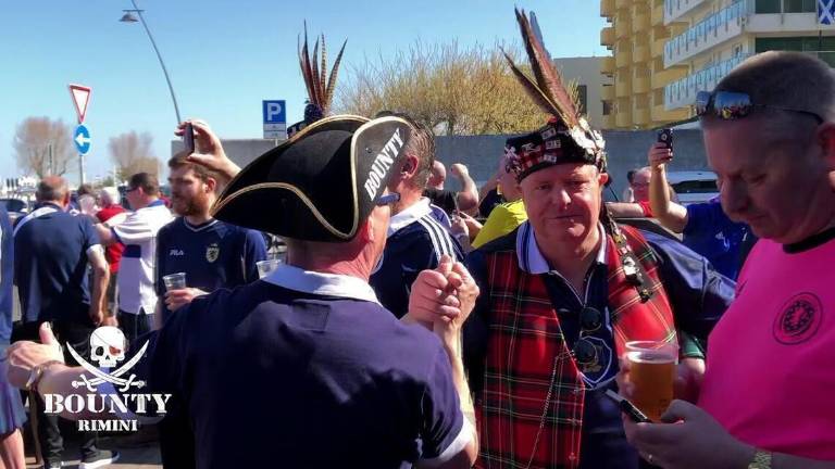 Per San Marino-Scozia, tifosi in kilt in giro a Rimini - FOTO E VIDEO Per San Marino-Scozia, tifosi in kilt in giro a Rimini - FOTO E VIDEO