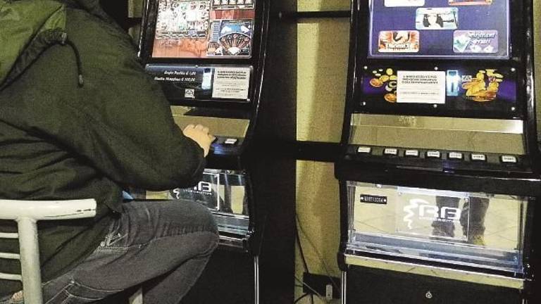 Maltratta i genitori per il gioco d’azzardo, arrestato riminese di ventisei anni Maltratta i genitori per il gioco d’azzardo, arrestato riminese di ventisei anni