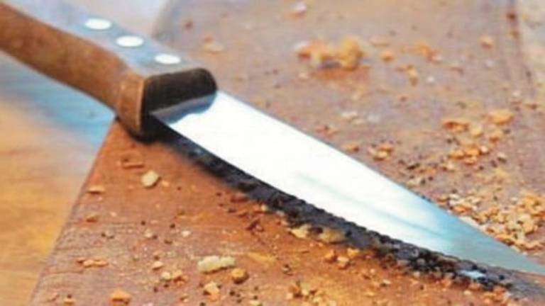 Lavapiatti perde la testa sul lavoro e con la mannaia minaccia clienti e colleghi Lavapiatti perde la testa sul lavoro e con la mannaia minaccia clienti e colleghi