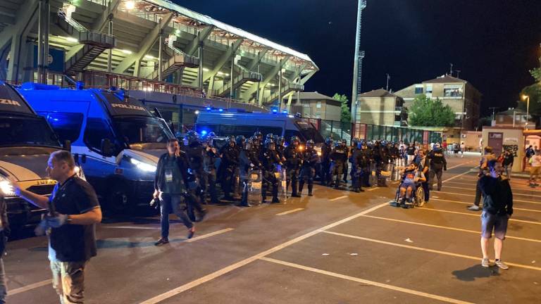 Scontri a Cesena dopo Italia - Ungheria, Fsp Polizia: Feriti cinque agenti, serve più severità Scontri a Cesena dopo Italia - Ungheria, Fsp Polizia: Feriti cinque agenti, serve più severità