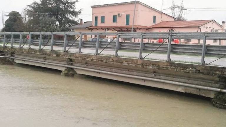 Le piene fanno paura: i terreni sono saturi. Squadre di emergenza in campo giorno e notte Le piene fanno paura: i terreni sono saturi. Squadre di emergenza in campo giorno e notte