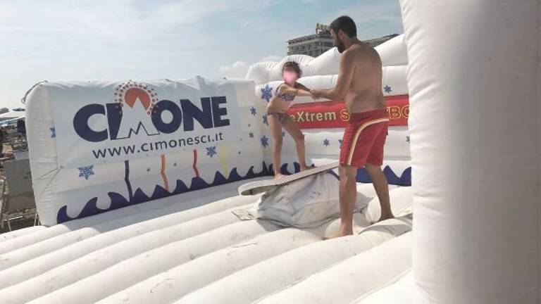 Al Beach Village sulla spiaggia a Riccione si scia con il monte Cimone Al Beach Village sulla spiaggia a Riccione si scia con il monte Cimone