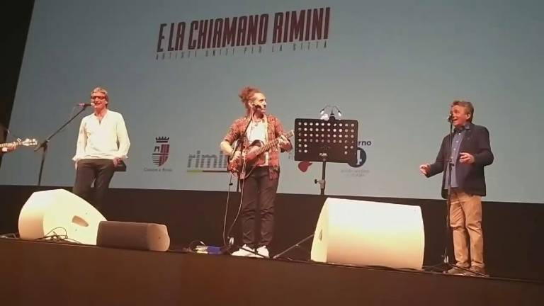 Riapre il teatro Galli di Rimini, e il sindaco canta Romagna mia Riapre il teatro Galli di Rimini, e il sindaco canta Romagna mia