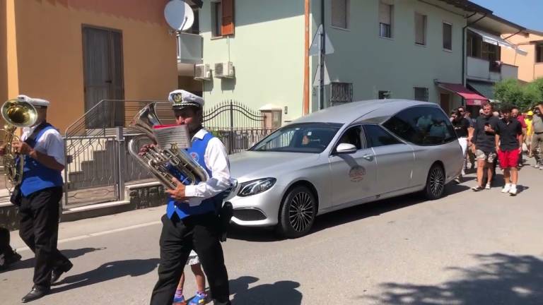 Corteo e banda alle esequie di Tommasini: morto nell'incidente in bici a Crocetta VIDEO Corteo e banda alle esequie di Tommasini: morto nell'incidente in bici a Crocetta VIDEO