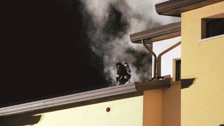 Fuoco in appartamento la sera della vigilia: 11 persone evacuate Fuoco in appartamento la sera della vigilia: 11 persone evacuate