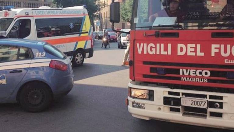 Minaccia di far esplodere palazzo a Cesena. Bloccato con 120 litri di benzina Minaccia di far esplodere palazzo a Cesena. Bloccato con 120 litri di benzina