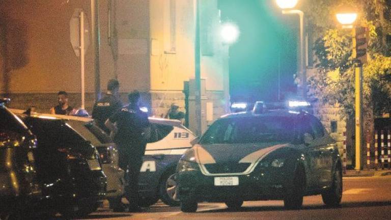 Rissa in strada tra sudamericani. Dopo le botte gli insulti ai residenti Rissa in strada tra sudamericani. Dopo le botte gli insulti ai residenti