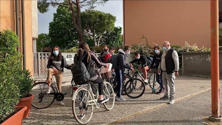 Cesena, che bello pedalare fino a scuola in amicizia Cesena, che bello pedalare fino a scuola in amicizia