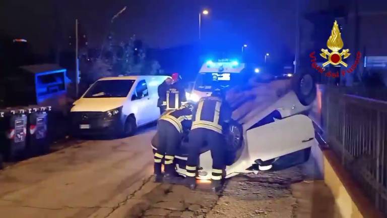Rimini, auto si ribalta e finisce la sua corsa contro un muretto VIDEO Rimini, auto si ribalta e finisce la sua corsa contro un muretto VIDEO