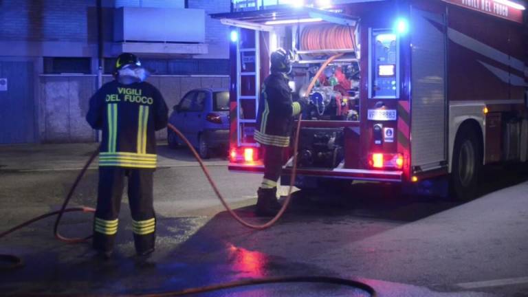 Raid incendiario nella notte in via Gulli a Ravenna Raid incendiario nella notte in via Gulli a Ravenna