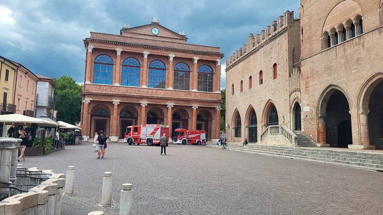 Rimini, incendio al deposito di monopattini: Vigili del Fuoco in azione in pieno centro - Gallery Rimini, incendio al deposito di monopattini: Vigili del Fuoco in azione in pieno centro - Gallery