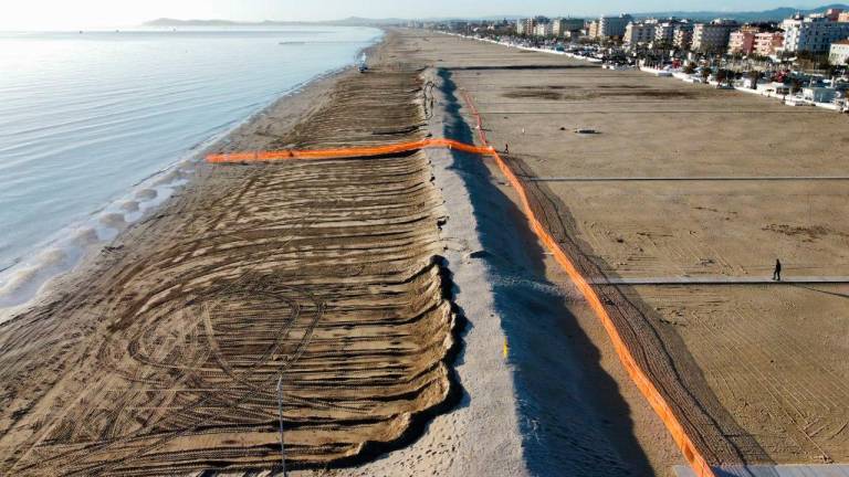 Rimini, nuova spiaggia, stesso mare: prosegue lo spianamento delle dune Rimini, nuova spiaggia, stesso mare: prosegue lo spianamento delle dune