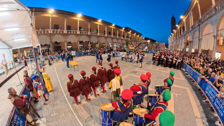 Faenza, Campionati italiani sbandieratori: città invasa da appassionati da tutta Italia - Gallery Faenza, Campionati italiani sbandieratori: città invasa da appassionati da tutta Italia - Gallery