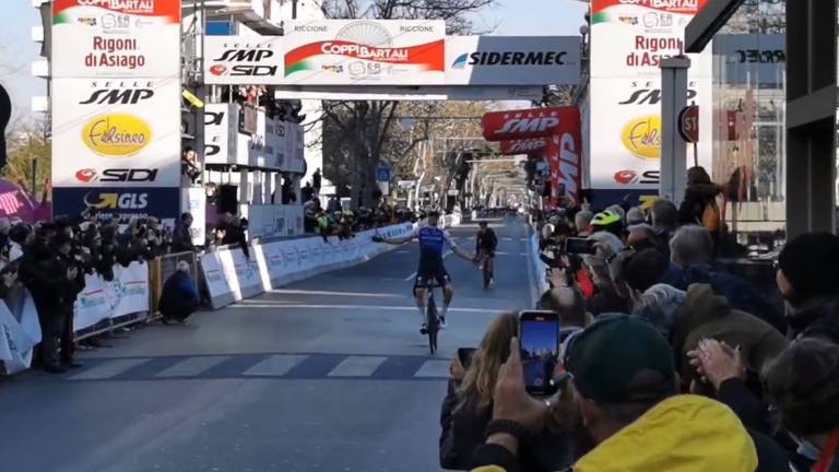 Ciclismo, lo svizzero Mauro Schmid vince a Riccione la prima tappa della Coppi e Bartali Ciclismo, lo svizzero Mauro Schmid vince a Riccione la prima tappa della Coppi e Bartali