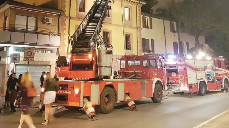 Incendio al ristorante, chef ustionato. Fuga dei clienti, palazzina evacuata Incendio al ristorante, chef ustionato. Fuga dei clienti, palazzina evacuata