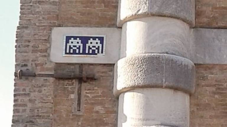 Ravenna, il caso dei mosaici Invader, 8.500 euro per spostarli di poco Ravenna, il caso dei mosaici Invader, 8.500 euro per spostarli di poco