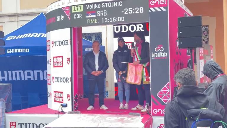 Giro d'Italia a Savignano, il sindaco: Lo so che piove, ma siamo carichi VIDEO Giro d'Italia a Savignano, il sindaco: Lo so che piove, ma siamo carichi VIDEO