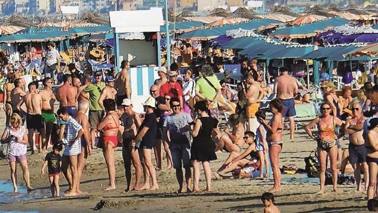 Turista cacciata dalla battigia a Rimini, il web si scatena contro i bagnini Turista cacciata dalla battigia a Rimini, il web si scatena contro i bagnini