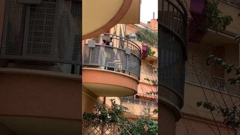 Coronavirus, a Rimini si canta Romagna mia sul balcone Coronavirus, a Rimini si canta Romagna mia sul balcone