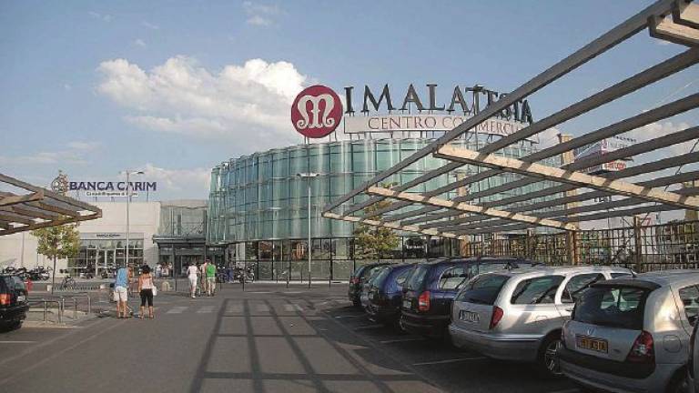 Si calano come ninja dai lucernai, svaligiati tre negozi a Rimini Si calano come ninja dai lucernai, svaligiati tre negozi a Rimini