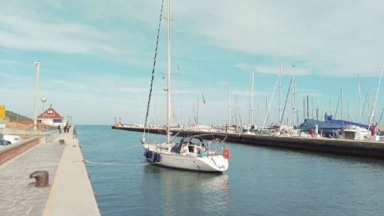 Porto ancora insabbiato: barca si arena a Cervia Porto ancora insabbiato: barca si arena a Cervia